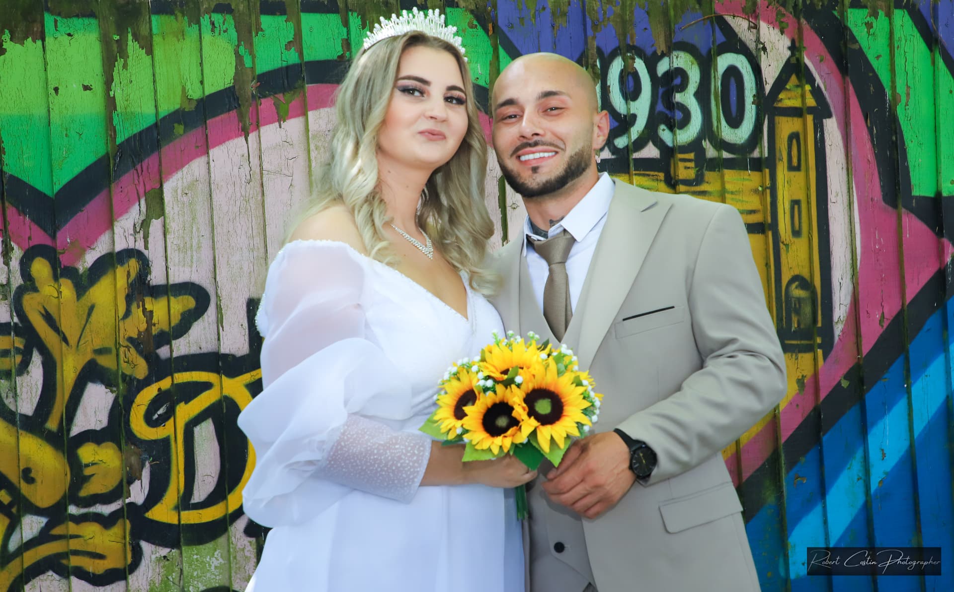 Nuntă — mirii și buchetul de floarea-soarelui