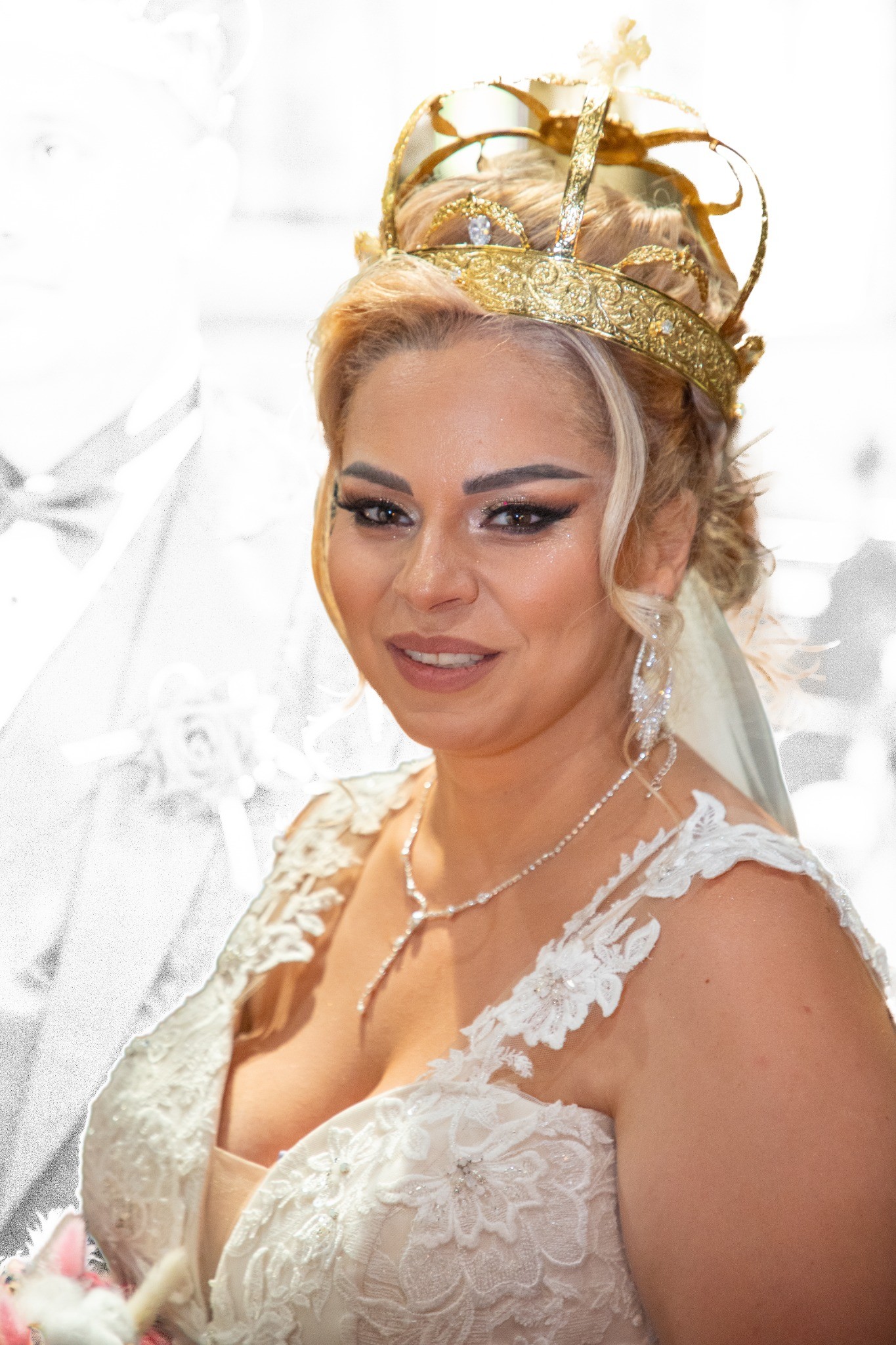 Mireasă — eleganță și zâmbete