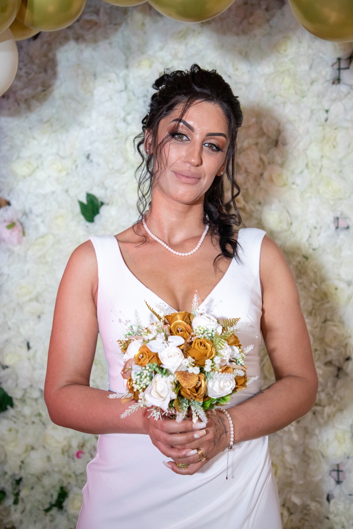 Mireasă — portret cu buchet