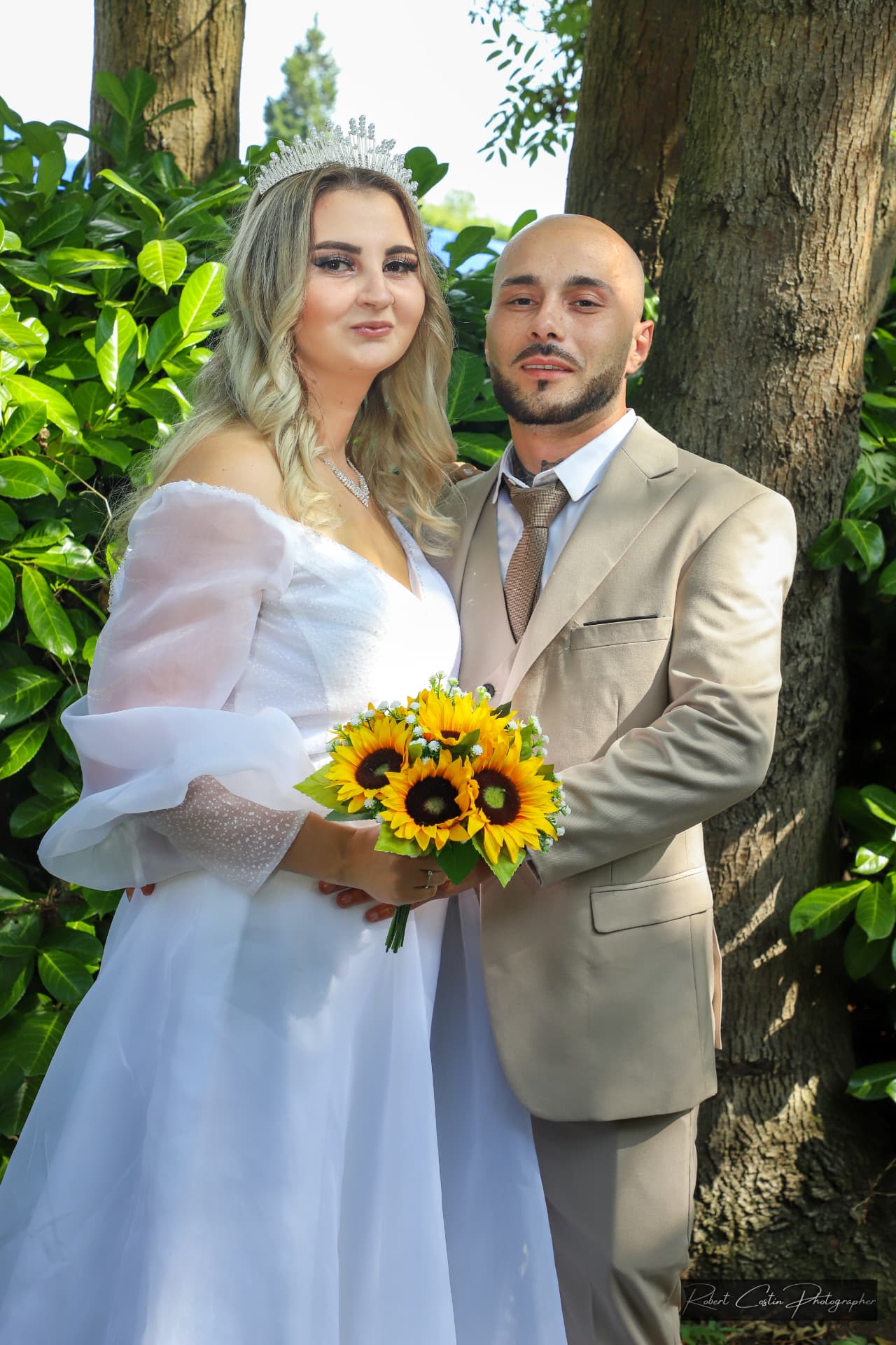 Nuntă — portretul mirilor în aer liber