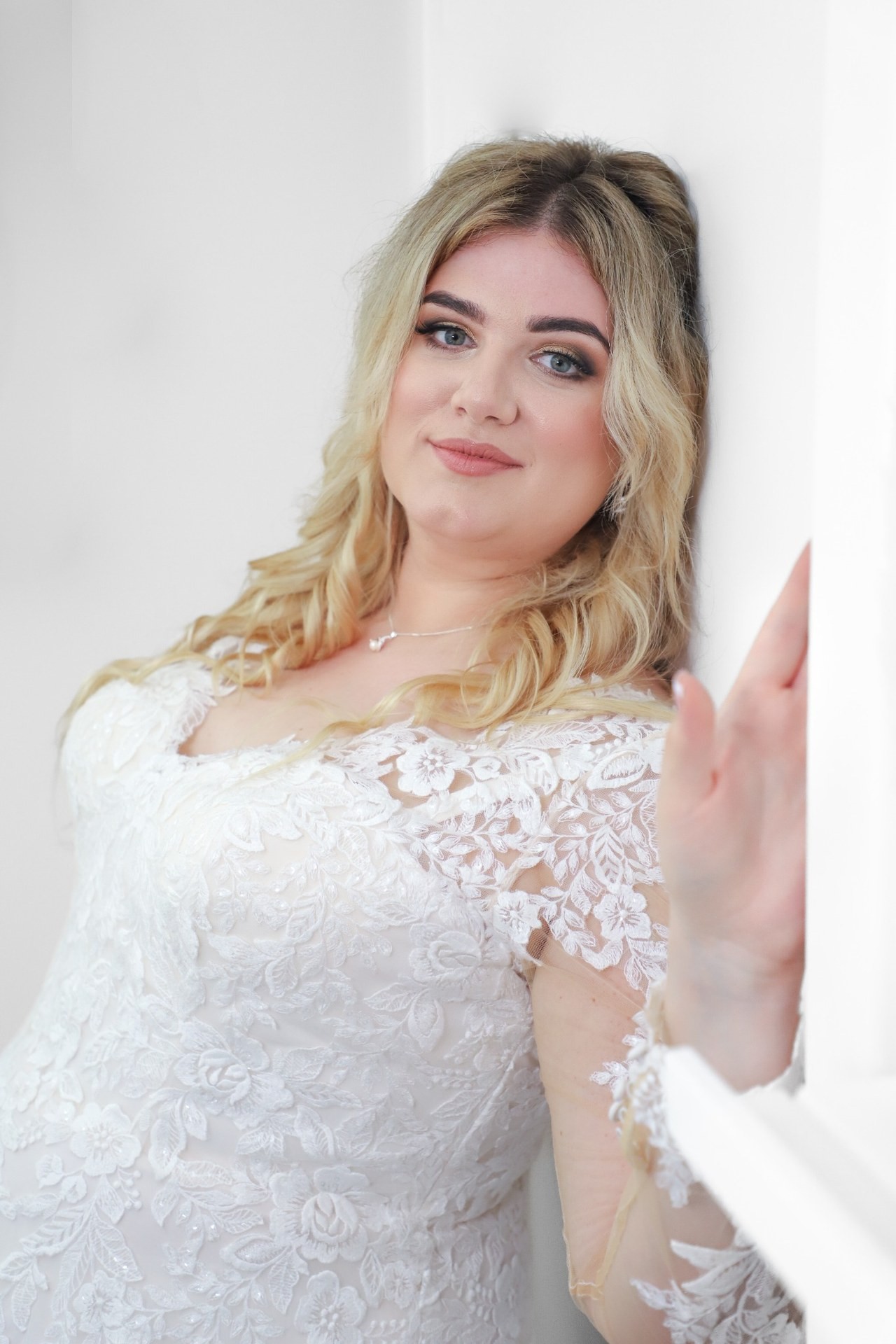Nuntă — mireasa la fereastră